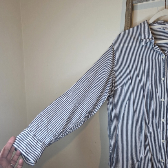 ⭐️40% Off⭐️ Old Navy The Classic Shirt in  Blue Stripe - Picture 5 of 14
